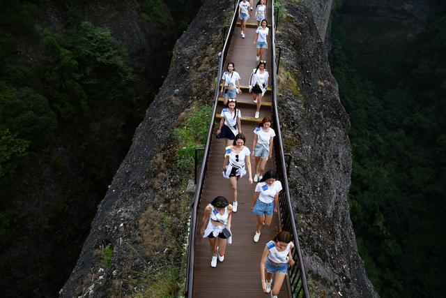 走上天門山 國際小姐之美在“山竹”中綻放